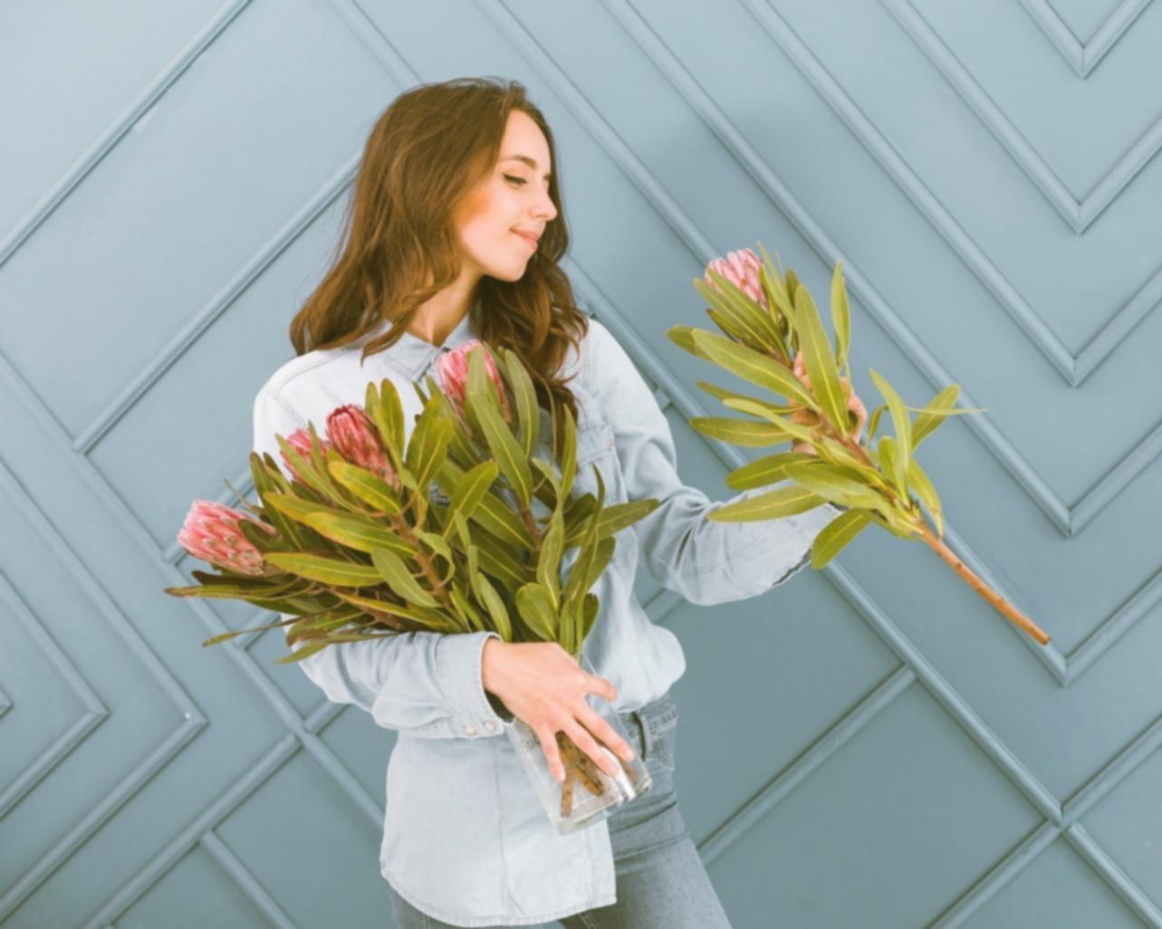 Seasonal floral arrangement workshop demonstration